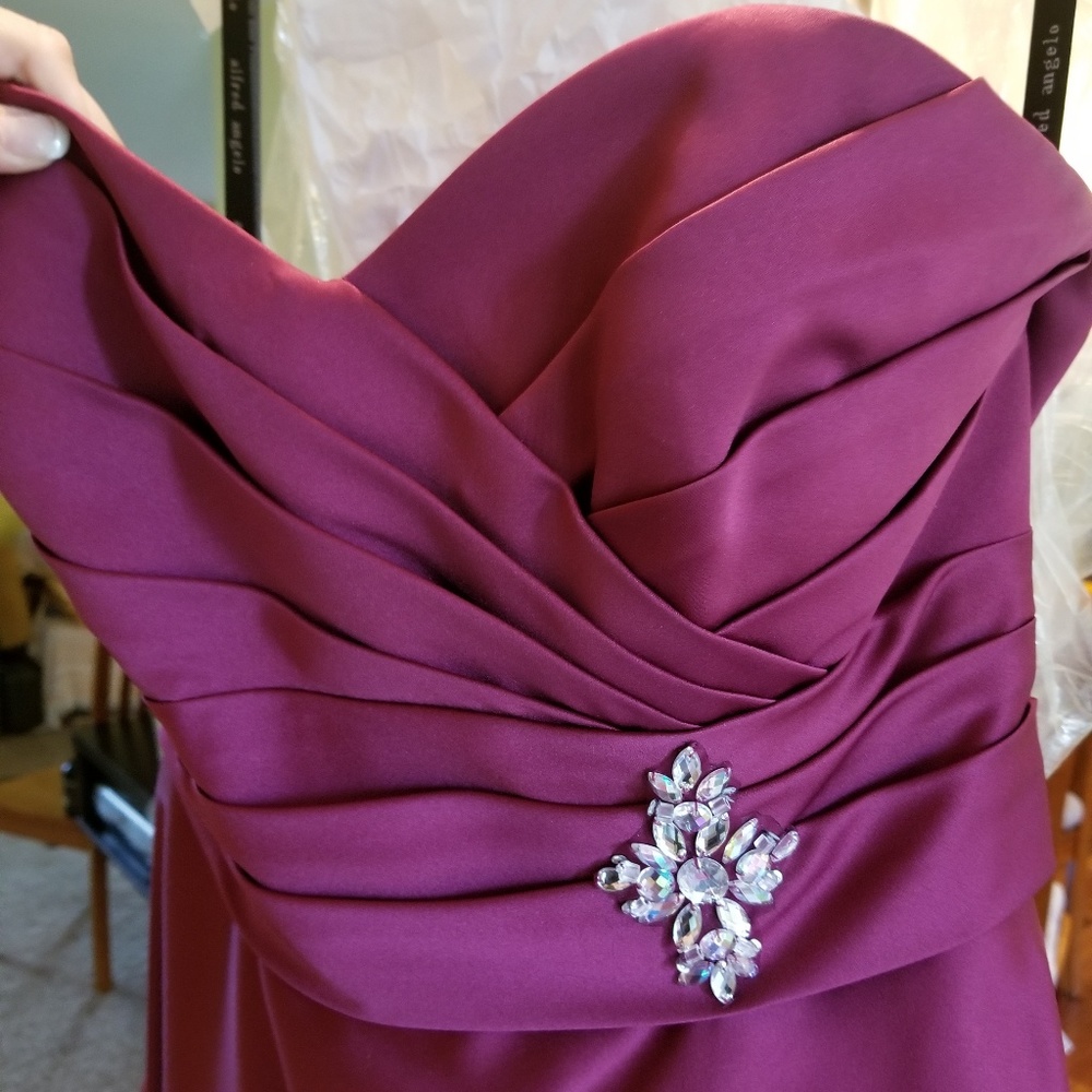 Alfred Angelo 💐 Berry Strapless Full Ball Gown